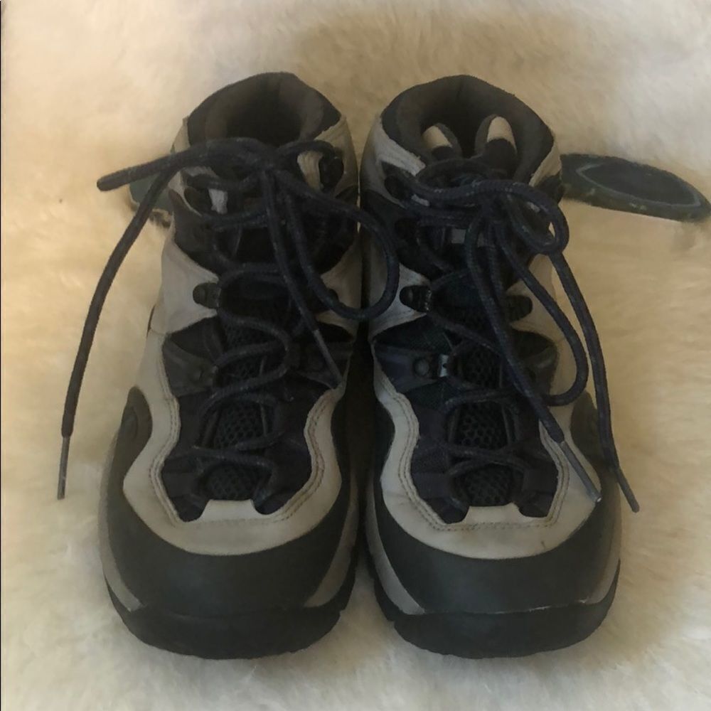 Salomon hiking boots 6.5 (1494)